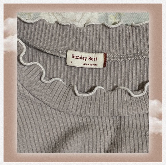 ♥︎ Sunday Best Crowne T-Shirt ♥︎ - Picture 2 of 5